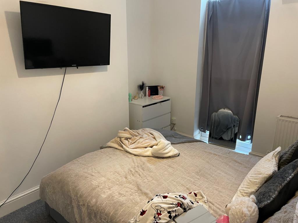 Lot: 96 - FREEHOLD RESIDENTIAL INVESTMENT - Ground floor rear double bedroom